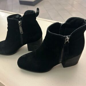 Blondo Elegant Black Suede Ankle Booties 5 1/2 Preowned great shape!